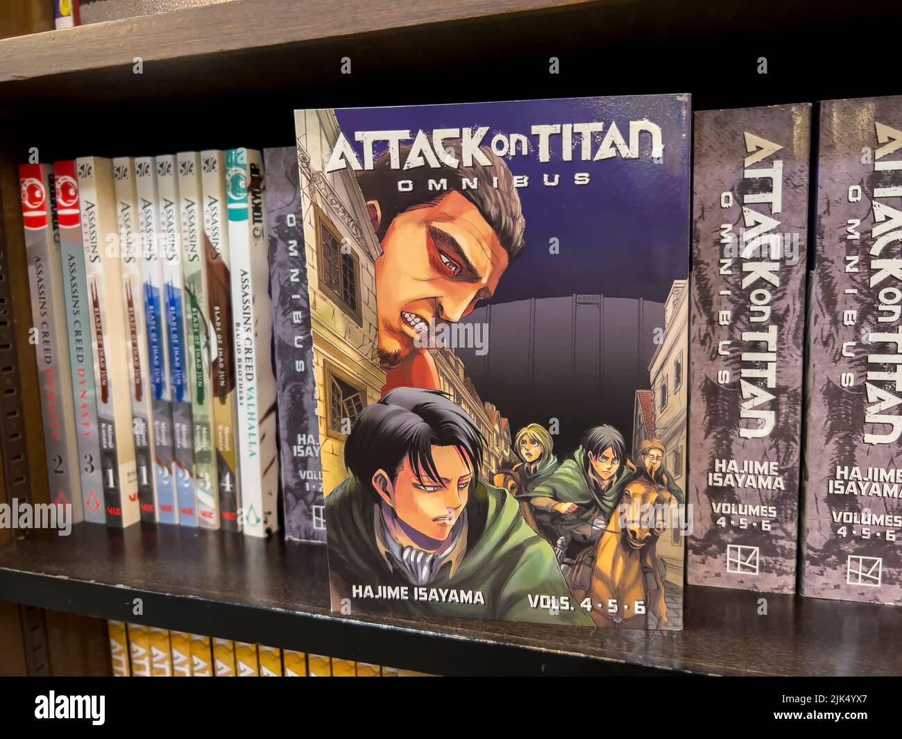 Bellevue, WA EE.UU. - Circa 2022 de julio: Primer plano, enfoque selectivo en el ataque a Titan manga para la venta dentro de un Barnes and Noble. Foto de stock