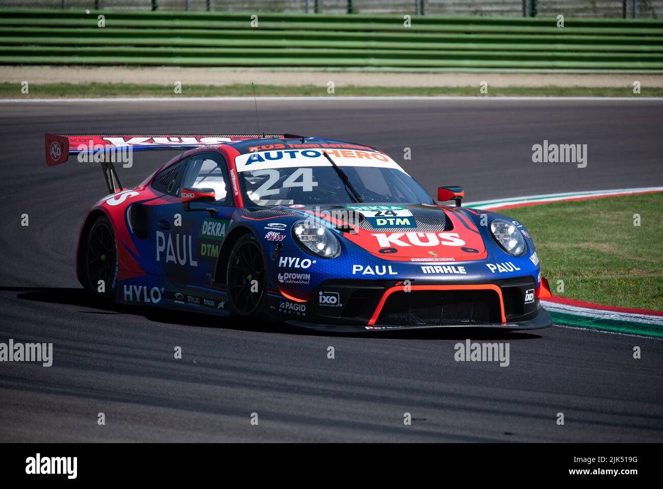 Porsche 911 GT3 de carreras de super coche de acción rápida en pista de asfalto. Imola, Italia, junio de 18 2022. DTM Foto de stock