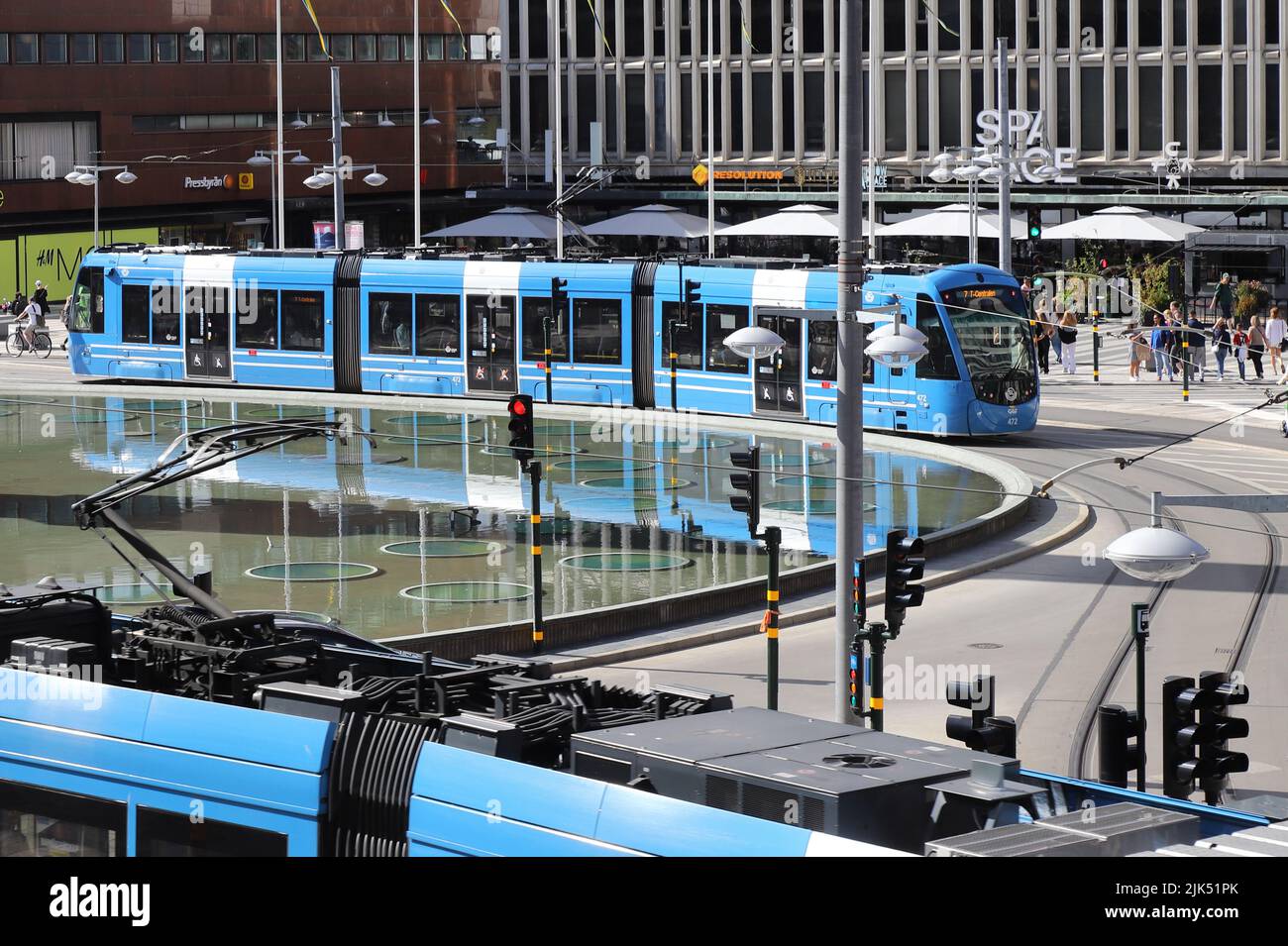 Estocolmo, Suecia - 29 de julio de 2022: Dos tranvías CAF articulados en la plaza Sergels Torg en el centro de Estocolmo en servicio en la línea 7 el Djurgardslinjen Foto de stock