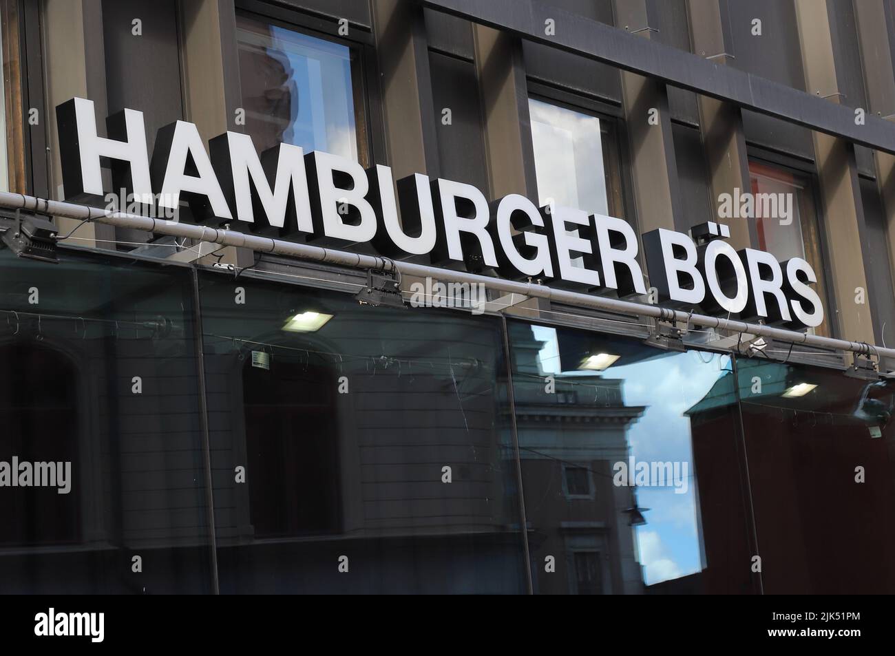 Estocolmo, Suecia - 29 de julio de 2022: El restaurante Hamburger bors muestra en la calle Jakobsgatan. Foto de stock