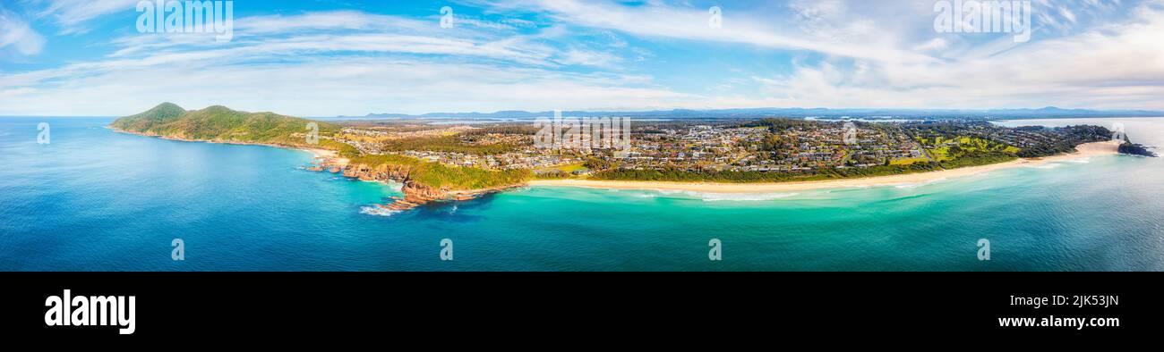 Amplio panorama aéreo frente a una playa de una milla en la ciudad Forster de Australia desde el océano Pacífico. Foto de stock