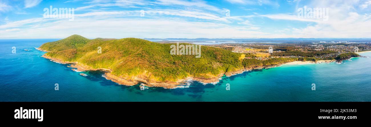 cabo Hawke en la costa del Pacífico de Australia en la ciudad de Forster - amplio panorama aéreo desde mar abierto. Foto de stock