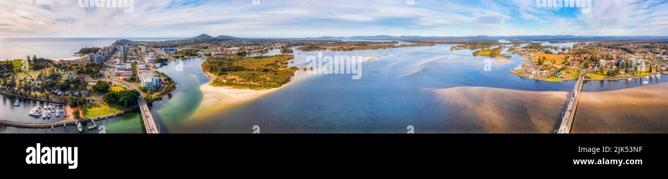 Amplio lago Wallis río Coolongolook entre las ciudades de Forster y Tuncurry en la costa del pacífico australiano - vista aérea. Foto de stock