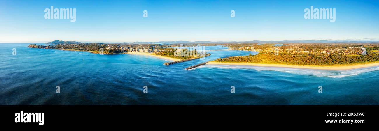 forster Tuncurry ciudades frente al mar desde el océano Pacífico alrededor del lago Wallis Coolongolook río boca - panorama aéreo. Foto de stock
