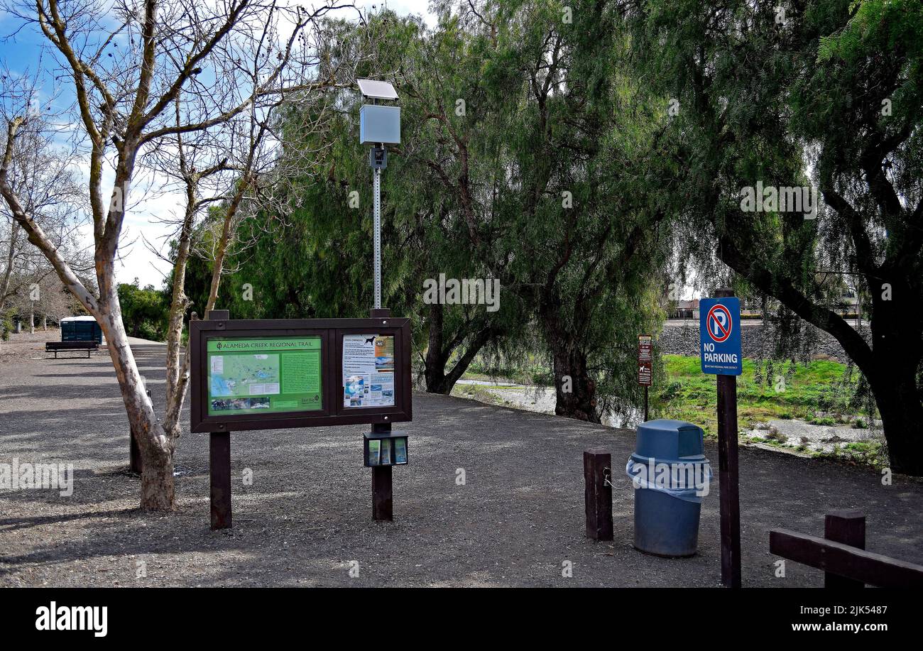 Zona de parada de Isherwood junto al sendero Alameda Creek y Quarry Lakes, Área de Recreación Regional, Distrito del Parque Regional de East Bay, Fremont, California Foto de stock