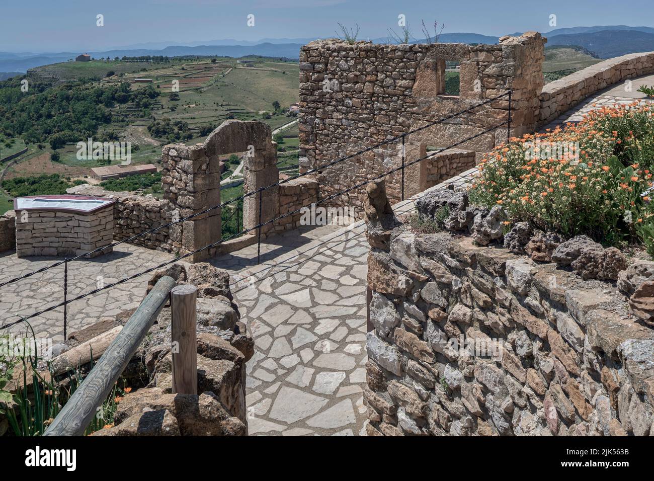 Vista panorámica general de Culla y la ermita de San Cristóbal de Benasal al fondo. La ciudad más bonita de España, Castellón Foto de stock