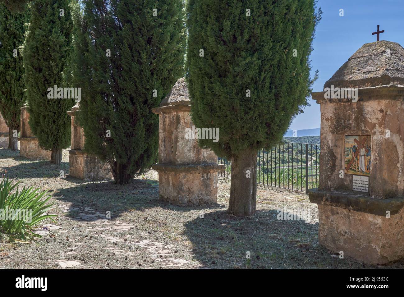 La dura prueba de la Vía Crucis con cipreses en la ciudad de Culla, declarada la más bella de España, Castellón, España, Europa Foto de stock