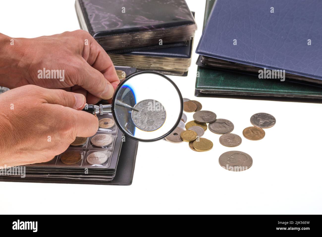 Página de álbum de blister transparente con colección de monedas  conmemorativas de 2 euros, colección numismática, enfoque seleccionado  Fotografía de stock - Alamy