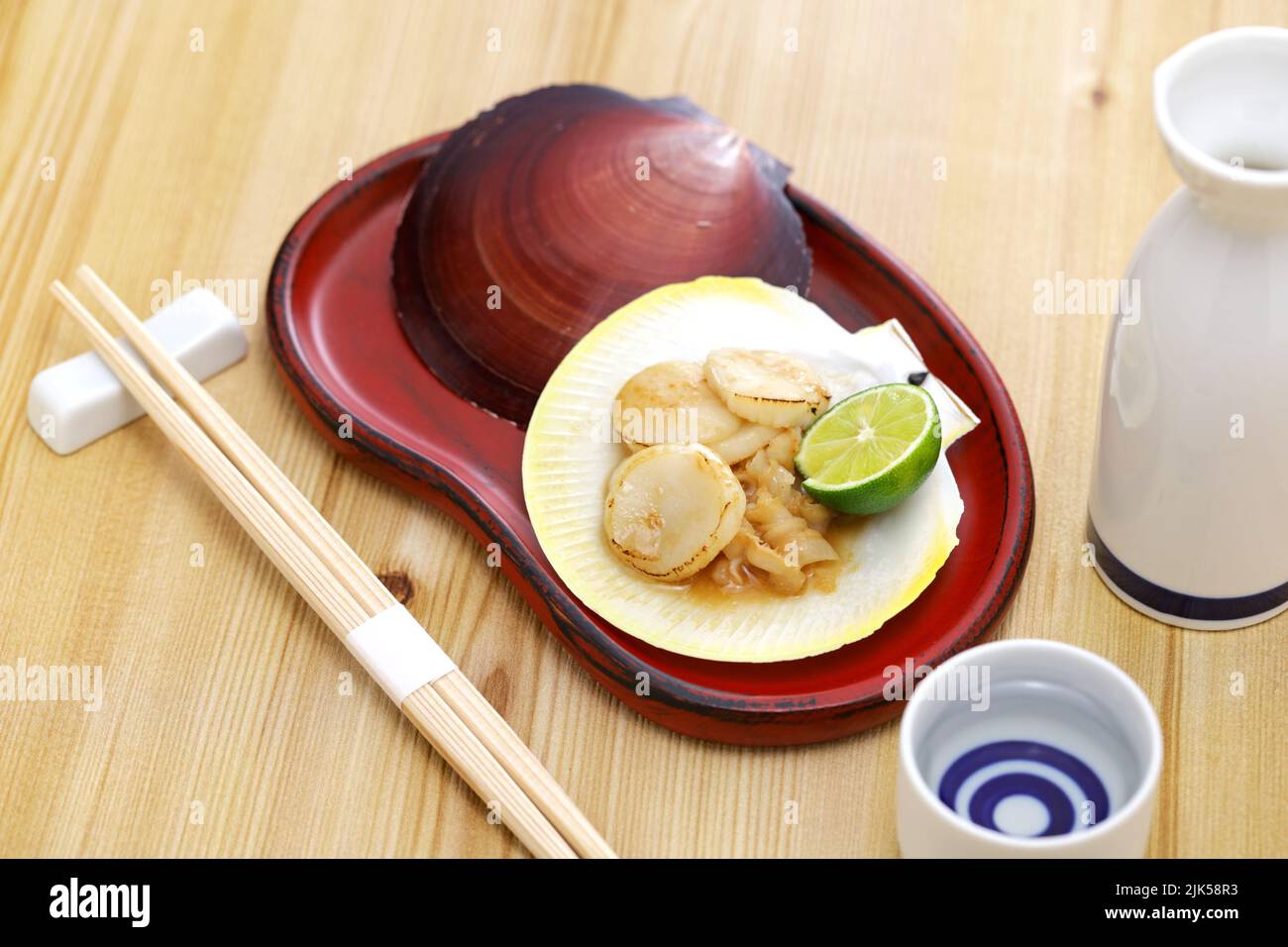 Vieiras japonesas salteadas con mantequilla y salsa de soja. Foto de stock