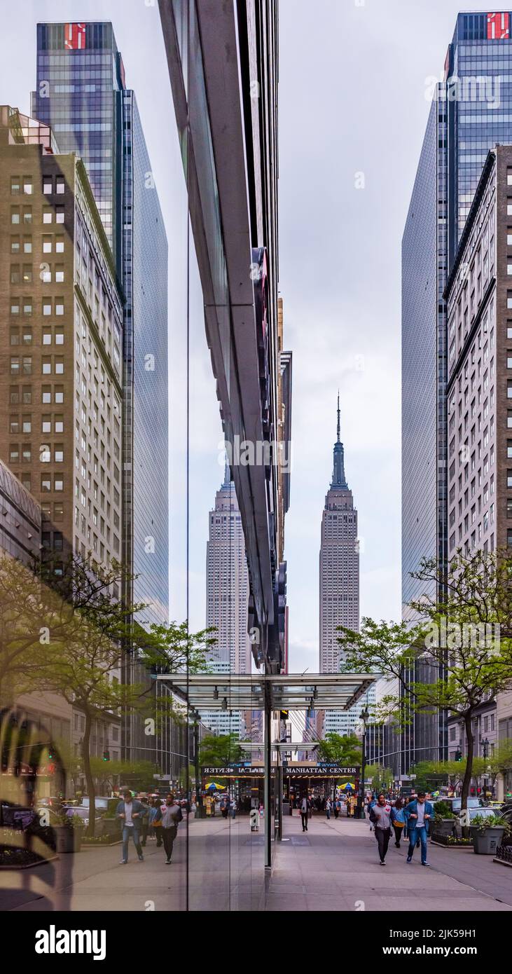 Nueva York, NY/USA - 05-07-2016: Reflejo del edificio Empire State en el edificio Glass Foto de stock
