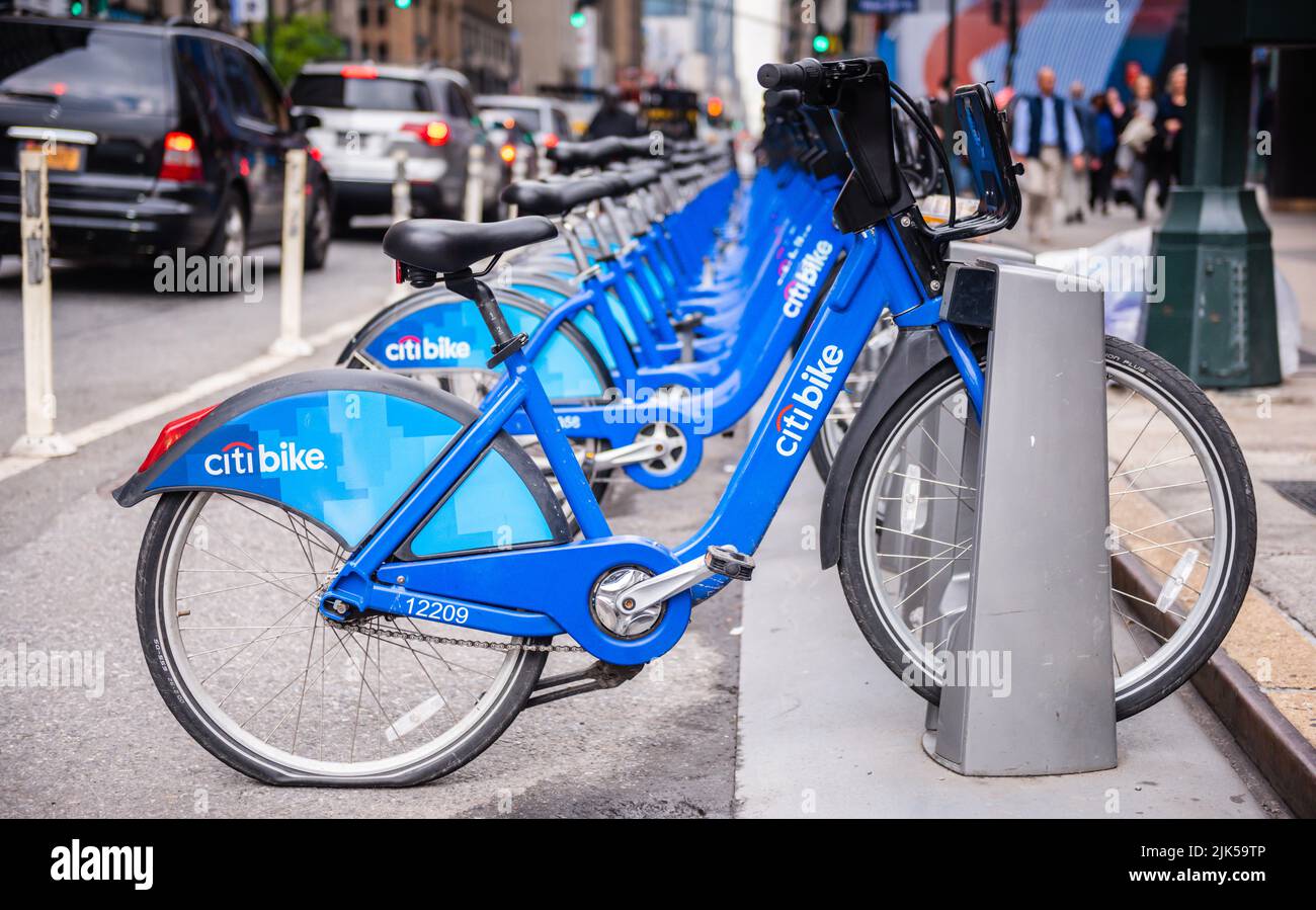 Nueva York, NY/EE.UU. - 05-07-2016: Neumático plano en la cuota de bicicleta Citibike. Foto de stock