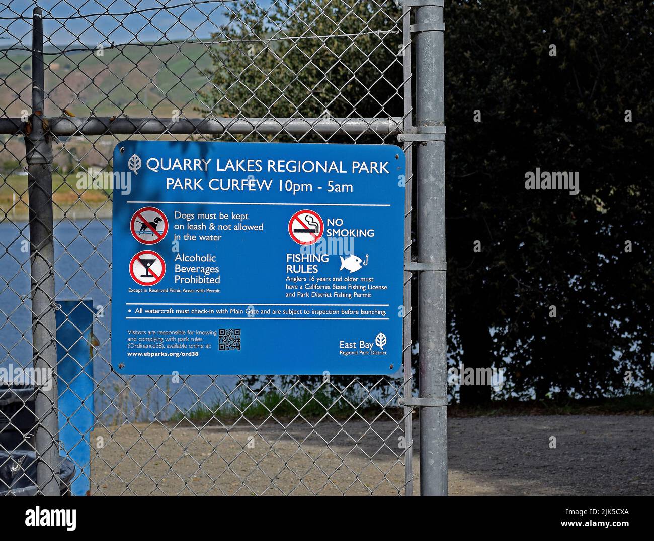 Área de recreación regional de Quarry Lakes, cartel de reglas de entrada, Fremont, California Foto de stock
