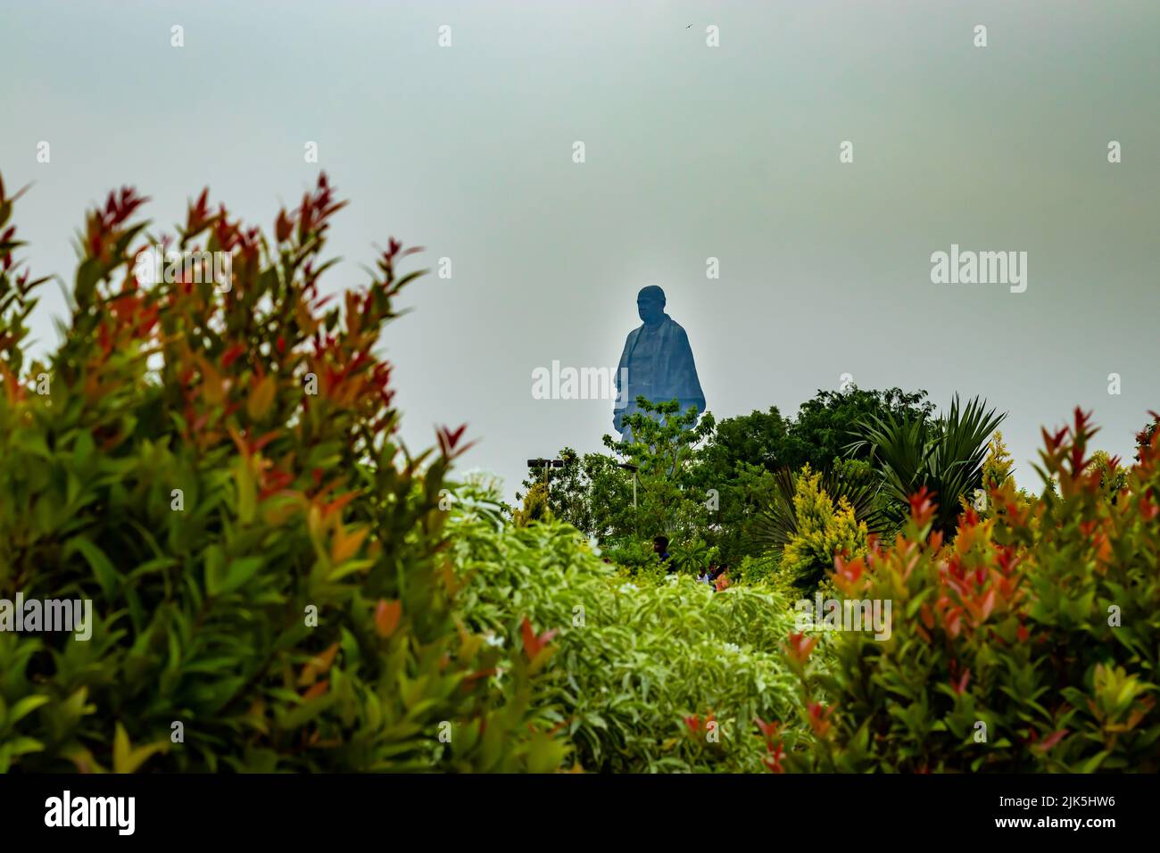 Estatua de la unidad La estatua más alta del mundo con el cielo dramático brillante en el día de Estatua de la unidad La estatua más alta del mundo con el cielo dramático brillante en el día de