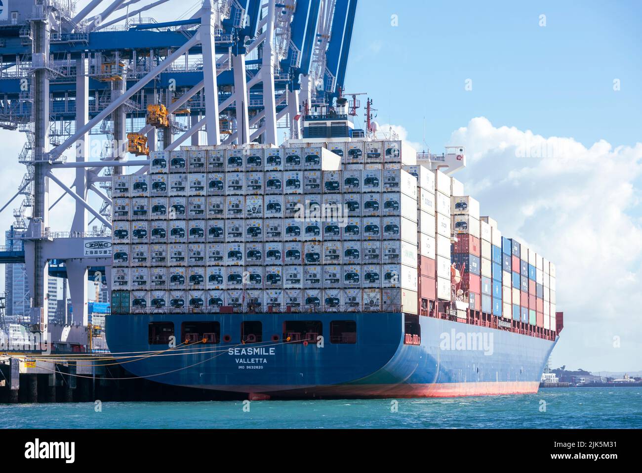 Container Ship Seasmile atracado en la terminal de contenedores de los puertos de Auckland. Foto de stock