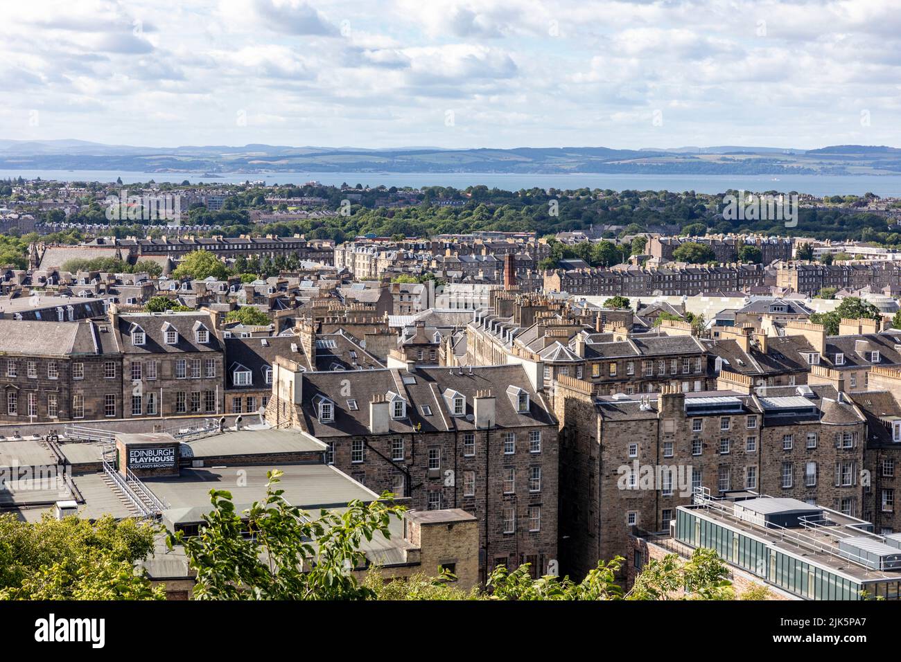 Mirando hacia el norte a través del centro de la ciudad de Edimburgo Escocia en un día de verano en 2022, Escocia, Reino Unido Foto de stock