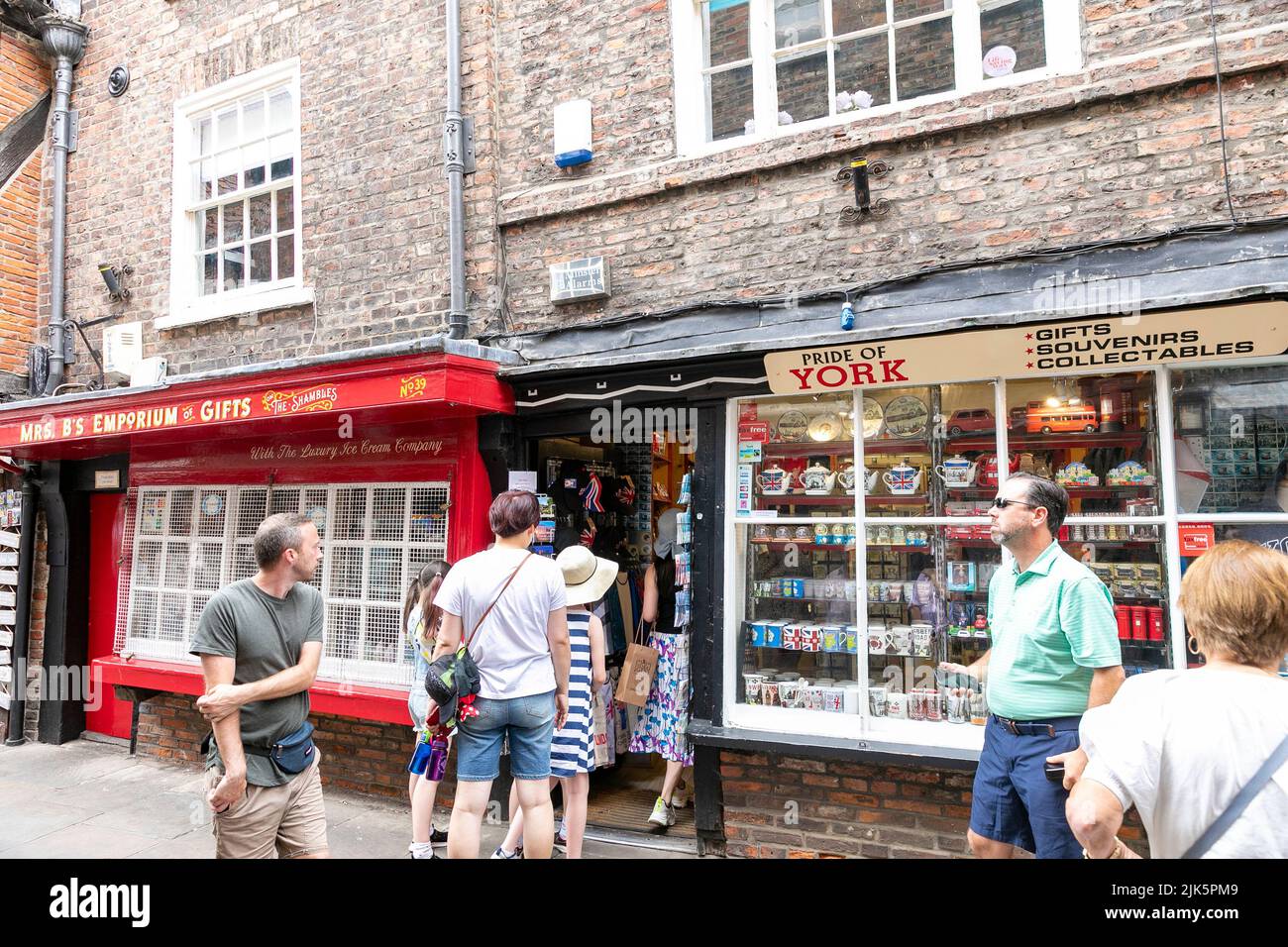 El centro de la ciudad de York y las calles de los chambles con las tiendas del regalo y del recuerdo, Yorkshire, Inglaterra, Reino Unido Foto de stock