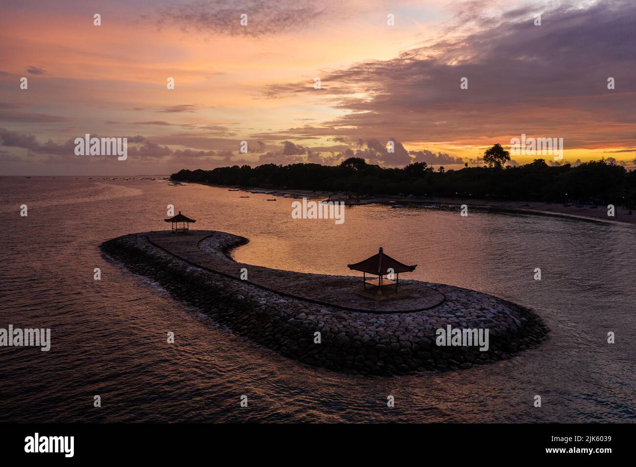 Sanur, Indonesia: Espectacular puesta de sol sobre la playa de Sanur en Bali, famosa por su padoga. Foto de stock
