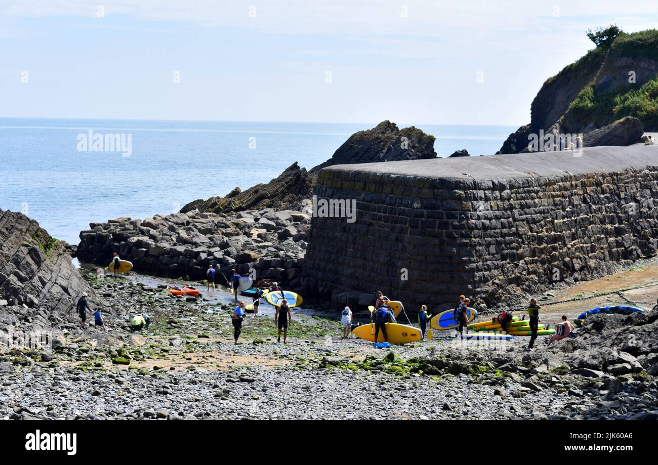 Los aficionados al remo se preparan en el puerto de Stackpole Quay con marea baja, Stackpole, Pembrokeshire, Gales Foto de stock