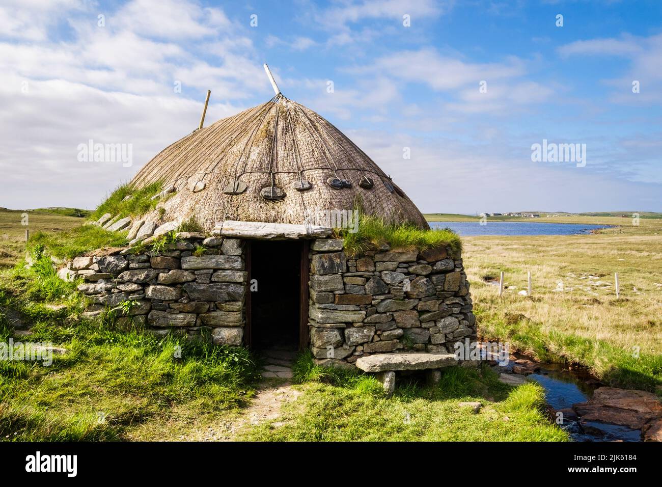 Reconstrucción de Shawbost Iron Age Norse Mill en la costa oeste. Siabost, Isla de Lewis, Hébridas Exteriores, Islas Occidentales, Escocia, Reino Unido, Gran Bretaña Foto de stock