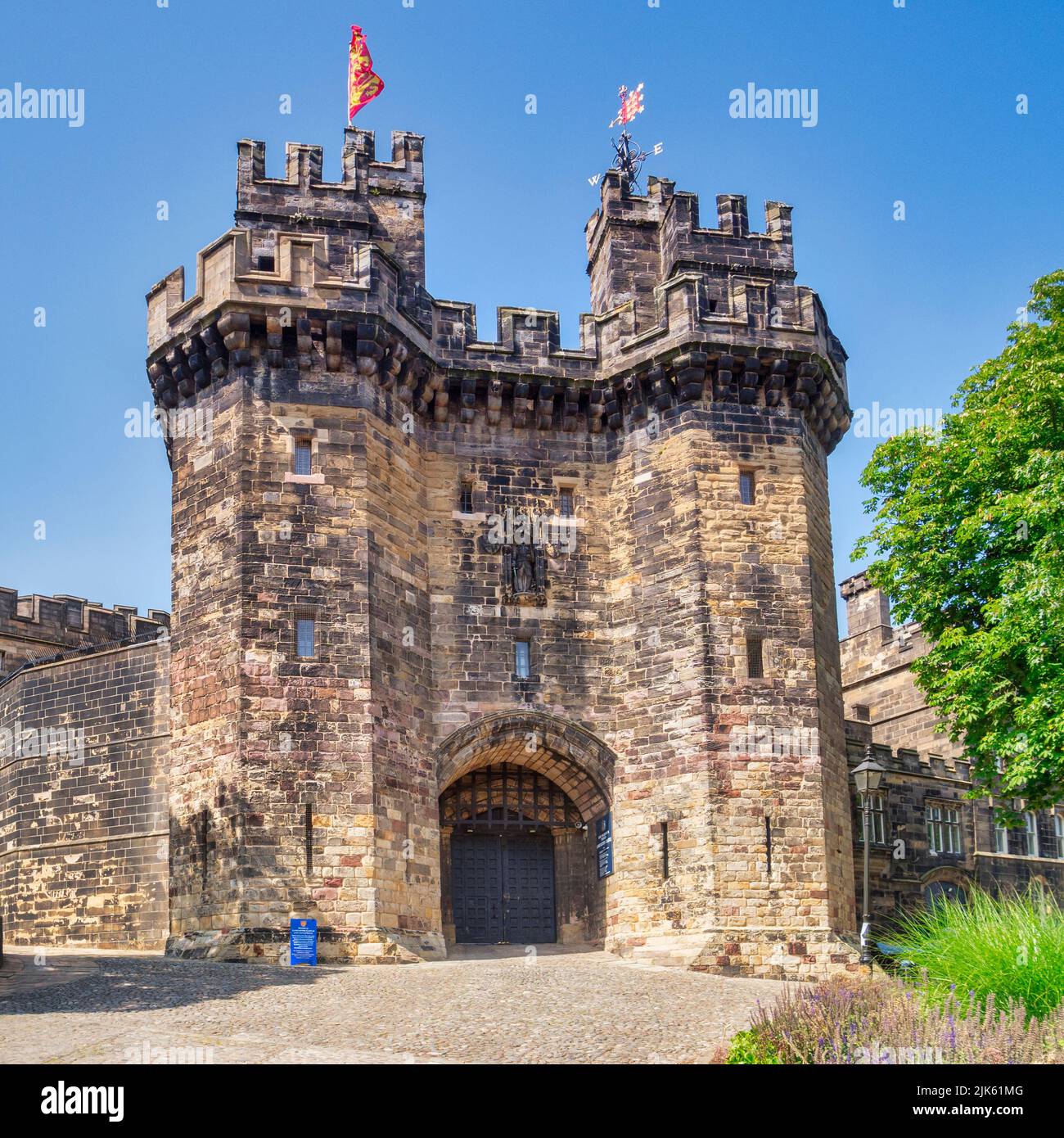 12 de julio de 2019: Lancaster, Reino Unido - Lancaster Castle, la entrada principal. Fue la prisión más larga de Gran Bretaña hasta su cierre en 2011. Foto de stock