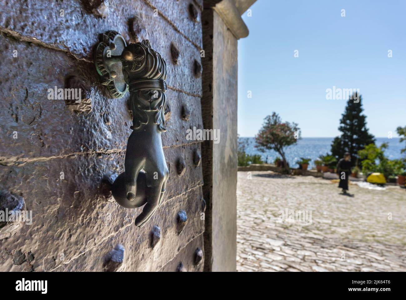 Puerta en la principal fortificada, entrada, puerta al monasterio Docheiariou en la costa suroeste de la península de Athos, Macedonia, norte de Grecia Foto de stock