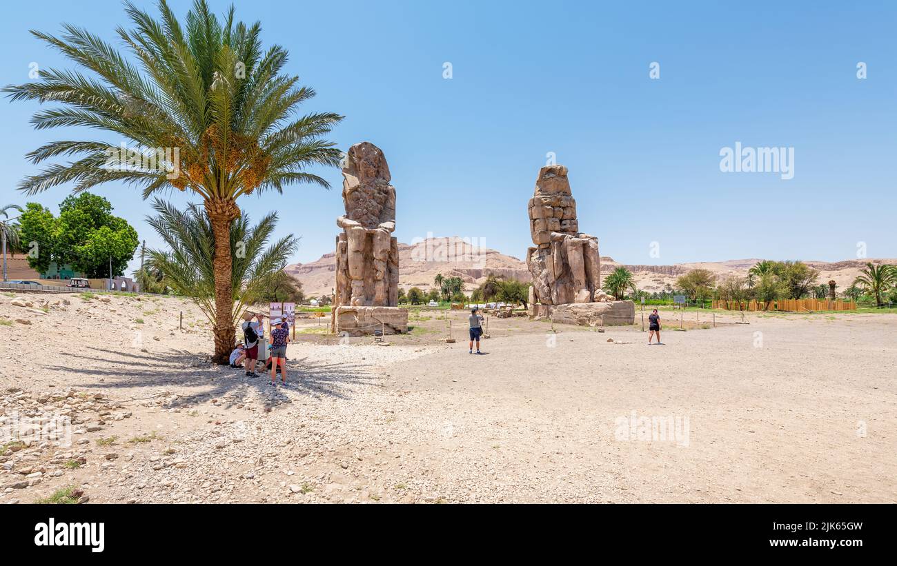 Luxor, Egipto; 28 de julio de 2022 - Una vista de los Colosos de Memnon en la orilla oeste de Luxors, Egipto. Foto de stock