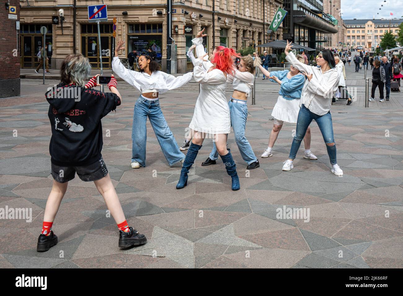 Muchachas adolescentes o mujeres jóvenes haciendo un vídeo de baile en Keskuskatu en el distrito de Kluuvi en Helsinki, Finlandia Foto de stock