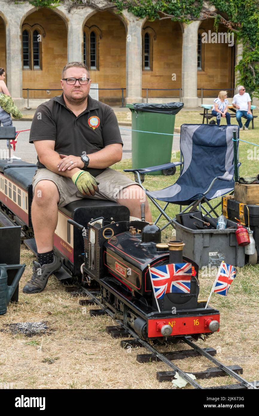 Todos a bordo de los ferrocarriles tren en Picnic Social en los terrenos del Castillo Lincoln Lincolnshire 23rd de julio de 2022 Foto de stock