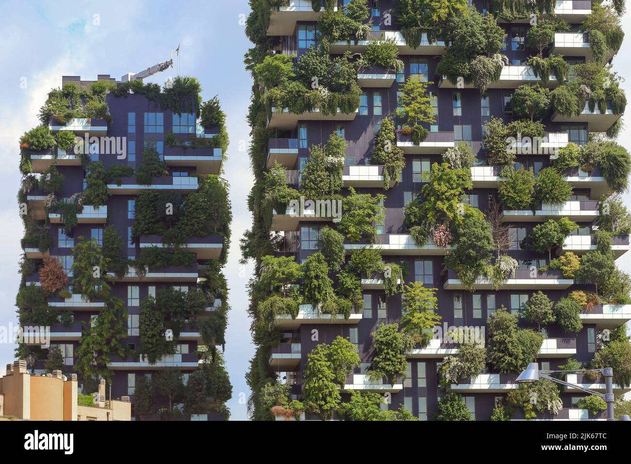 MILÁN, ITALIA - 17 DE MAYO de 2017: Se trata de fachadas de las casas de la Selva Vertical en la moderna zona de desarrollo de Porta Nuovo. Foto de stock