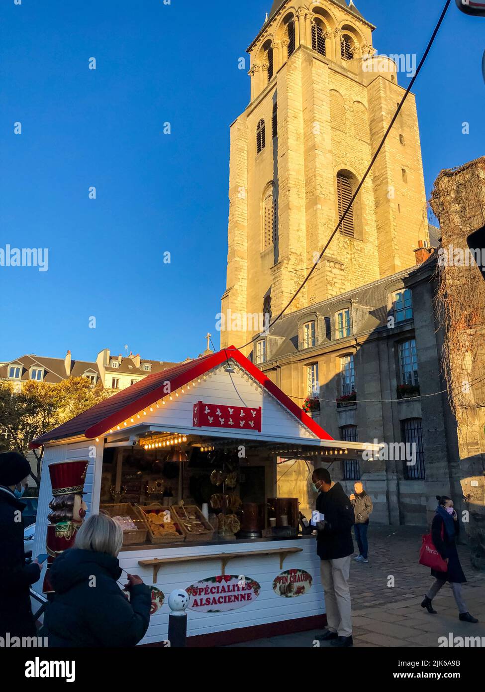 París, Francia, La gente de compras en la calle en el mercado francés de Navidad, Saint Germain des Prés, Iglesia Foto de stock