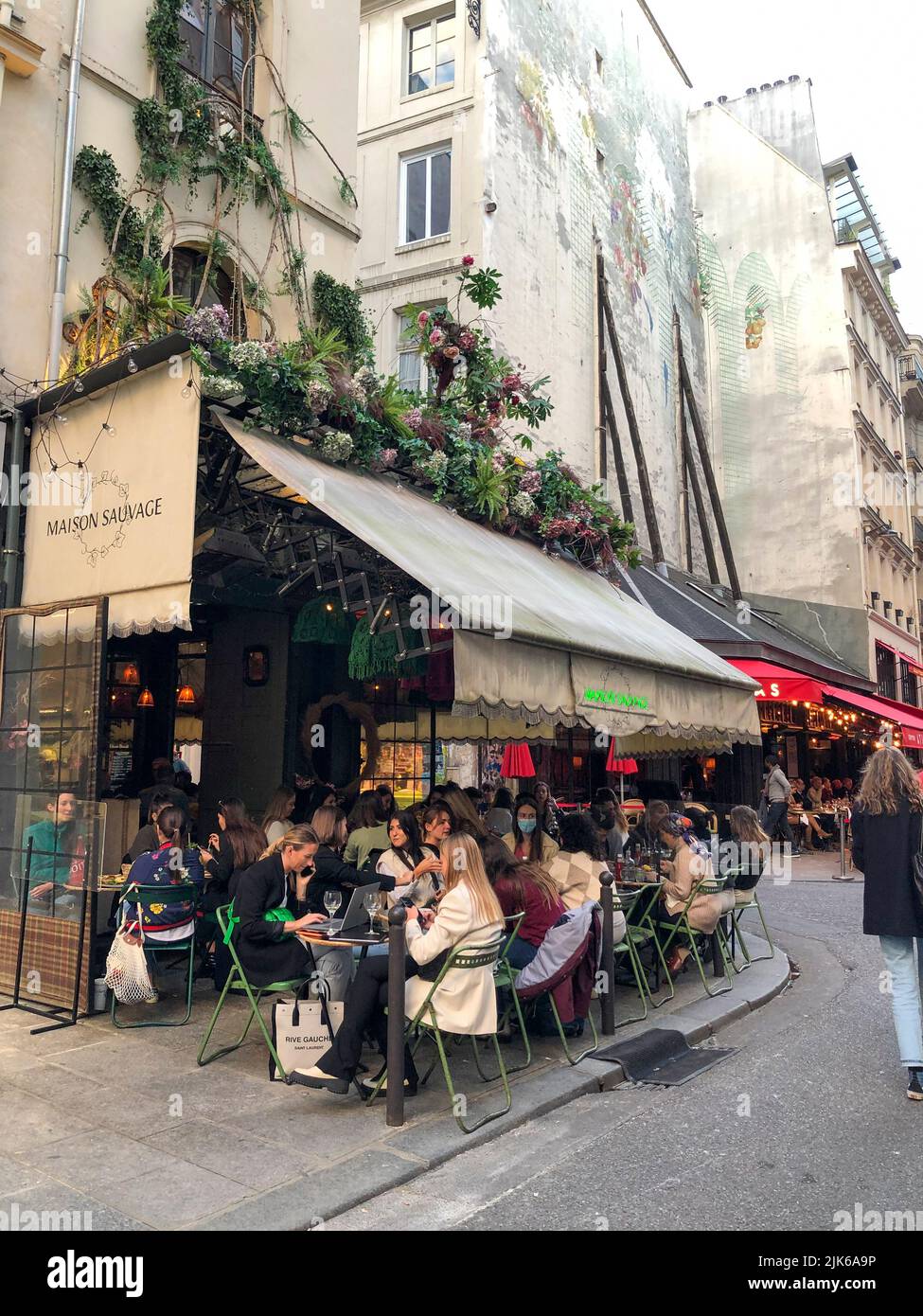 París, Francia, personas que visitan el barrio parisino, Saint germain des Pres, French Cafe Foto de stock
