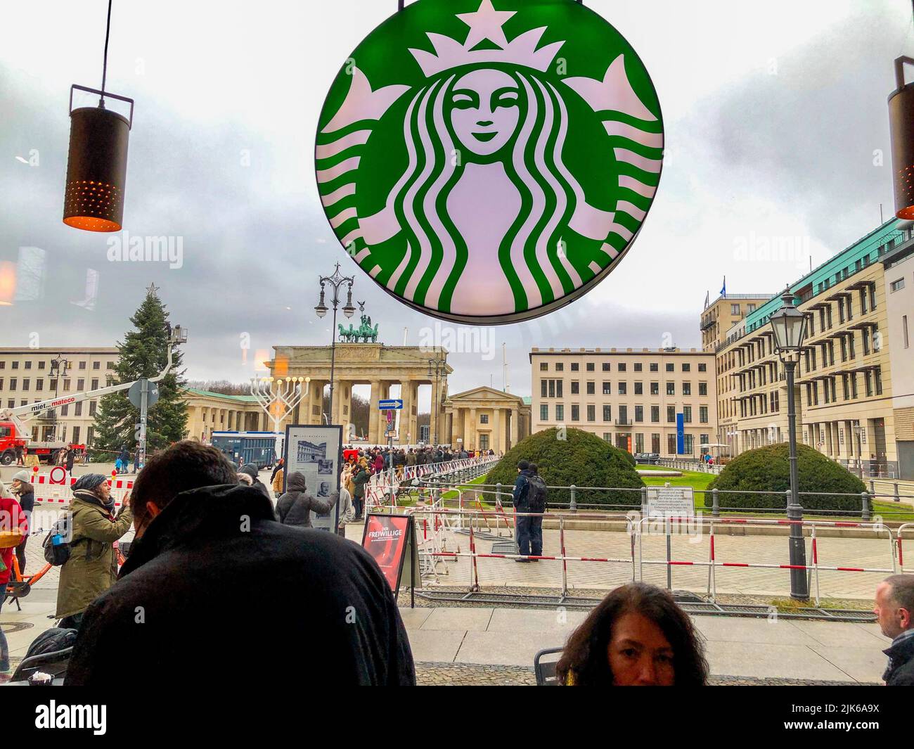 Berlín, Alemania, Vea la escena de la calle desde el interior del Café de Starbuck, cartel, logotipo, Pariser Platz, Porte de Brandenbourg Foto de stock