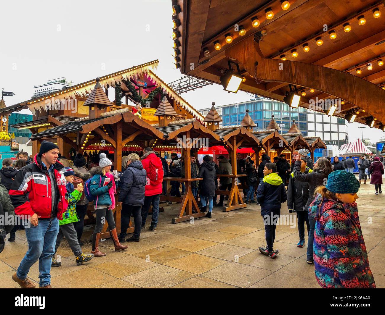 Berlín, Alemania, la gente de la muchedumbre vsiting mercado de alimentos de Navidad, bares en la calle Foto de stock