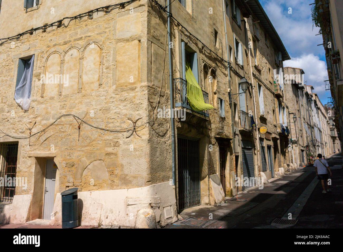 Montpellier, Francia, Escenas de calle, Antiguos edificios de apartamentos en el casco antiguo Foto de stock