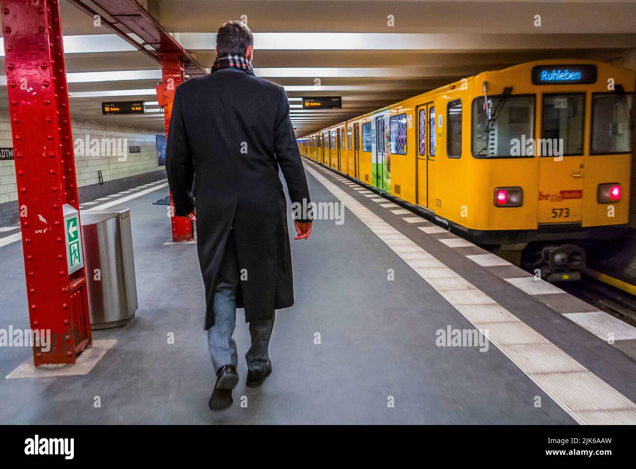 Berlín, Alemania, hombre caminando en la plataforma de metro en la estación Foto de stock