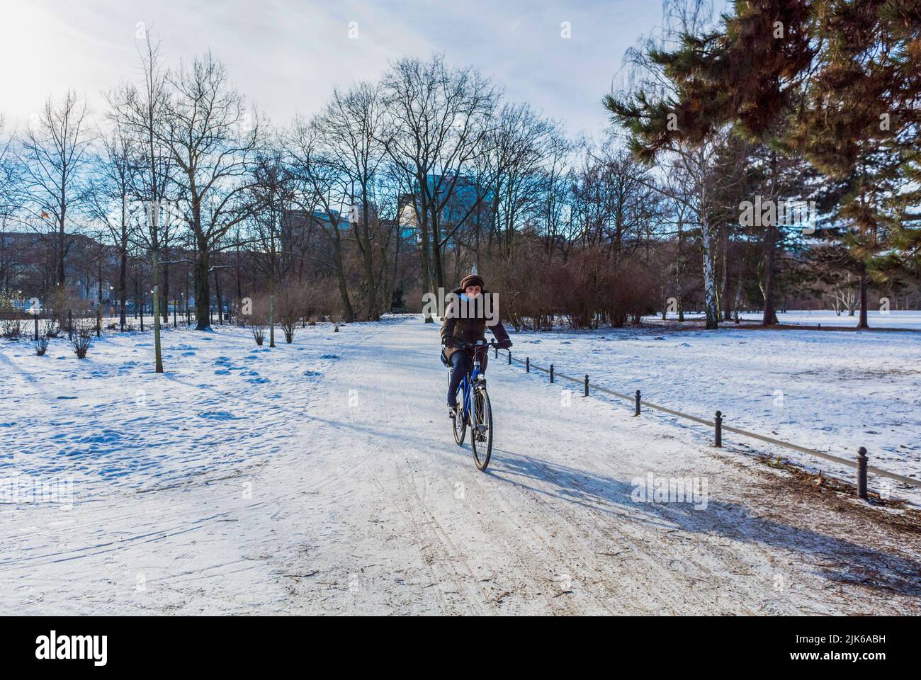 Berlín, Alemania, Hombre en bicicleta solo en escenas de parques públicos alemanes, Jardín de las tortugas en invierno con nieve Foto de stock