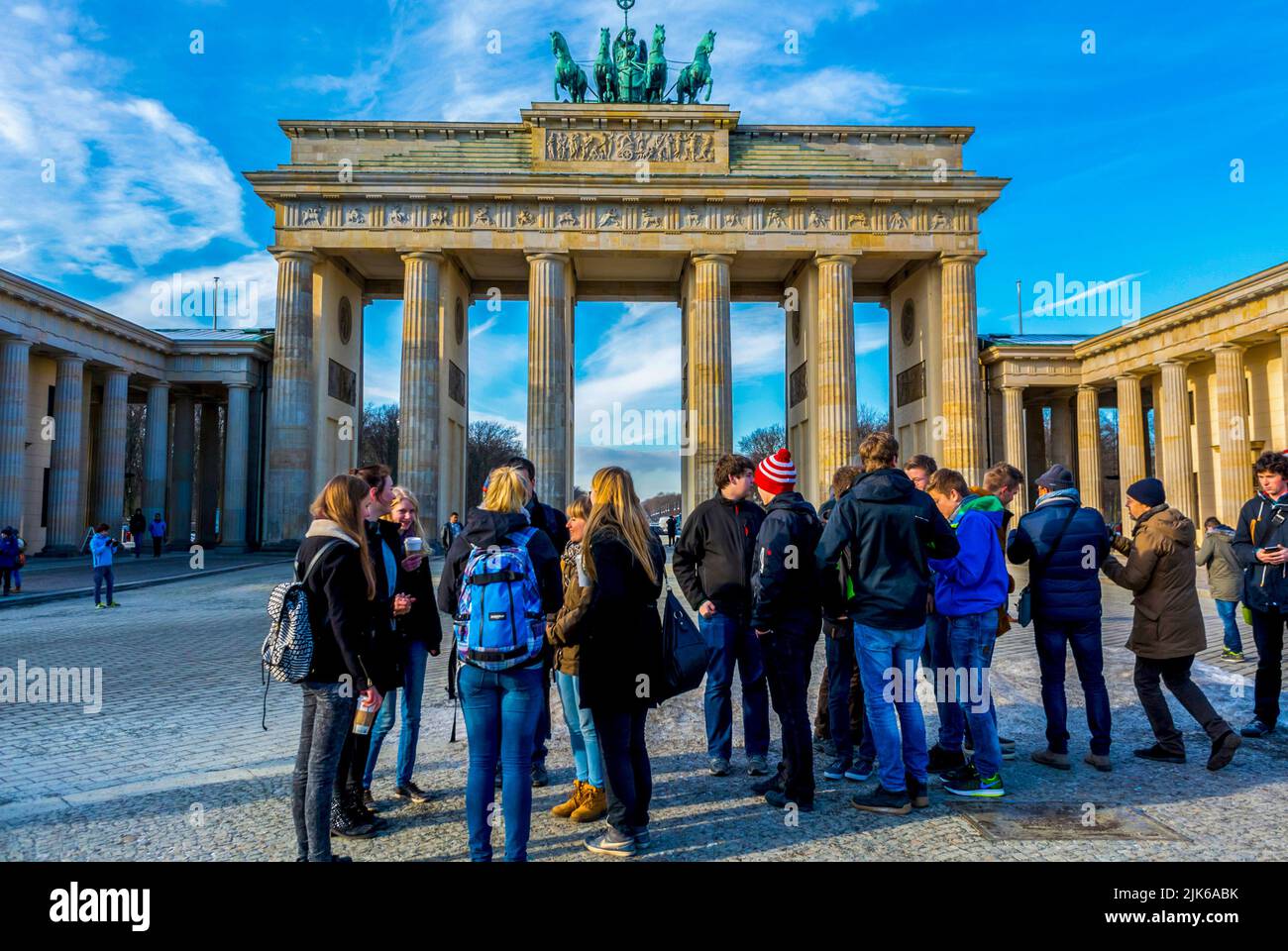 Berlín, Alemania, Grupo de turistas adolescentes que visitan Pariser Platz, Porte de Brandenbourg, invierno Foto de stock