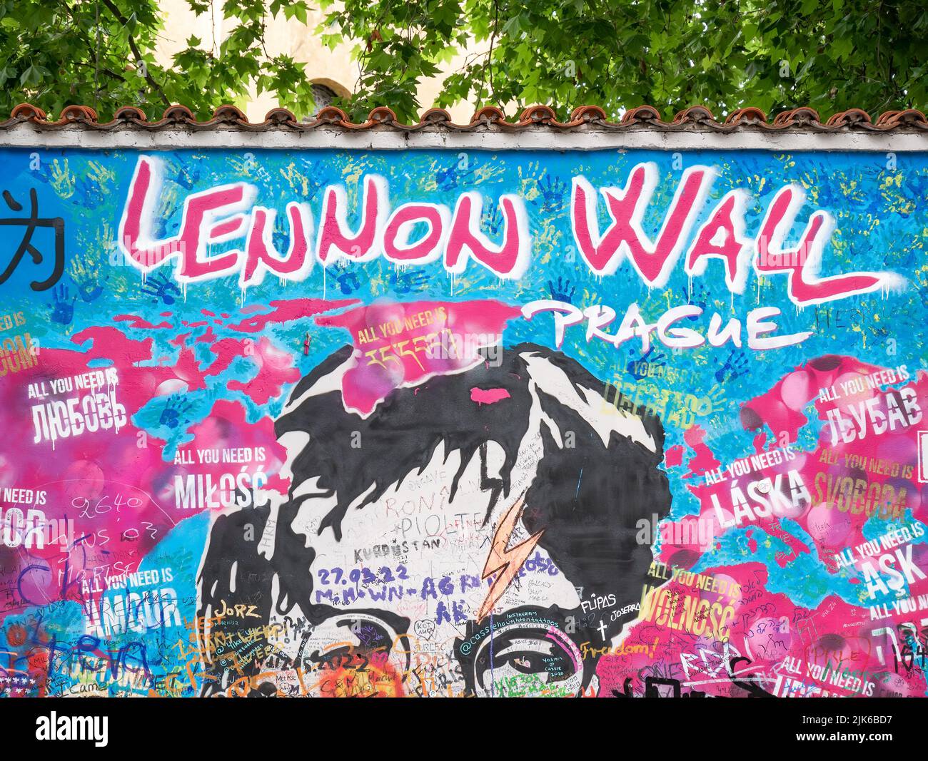 Praga, República Checa - Junio 2022: Detalles de los dibujos grafitti en el Muro de Lennon en Praga. Foto de stock