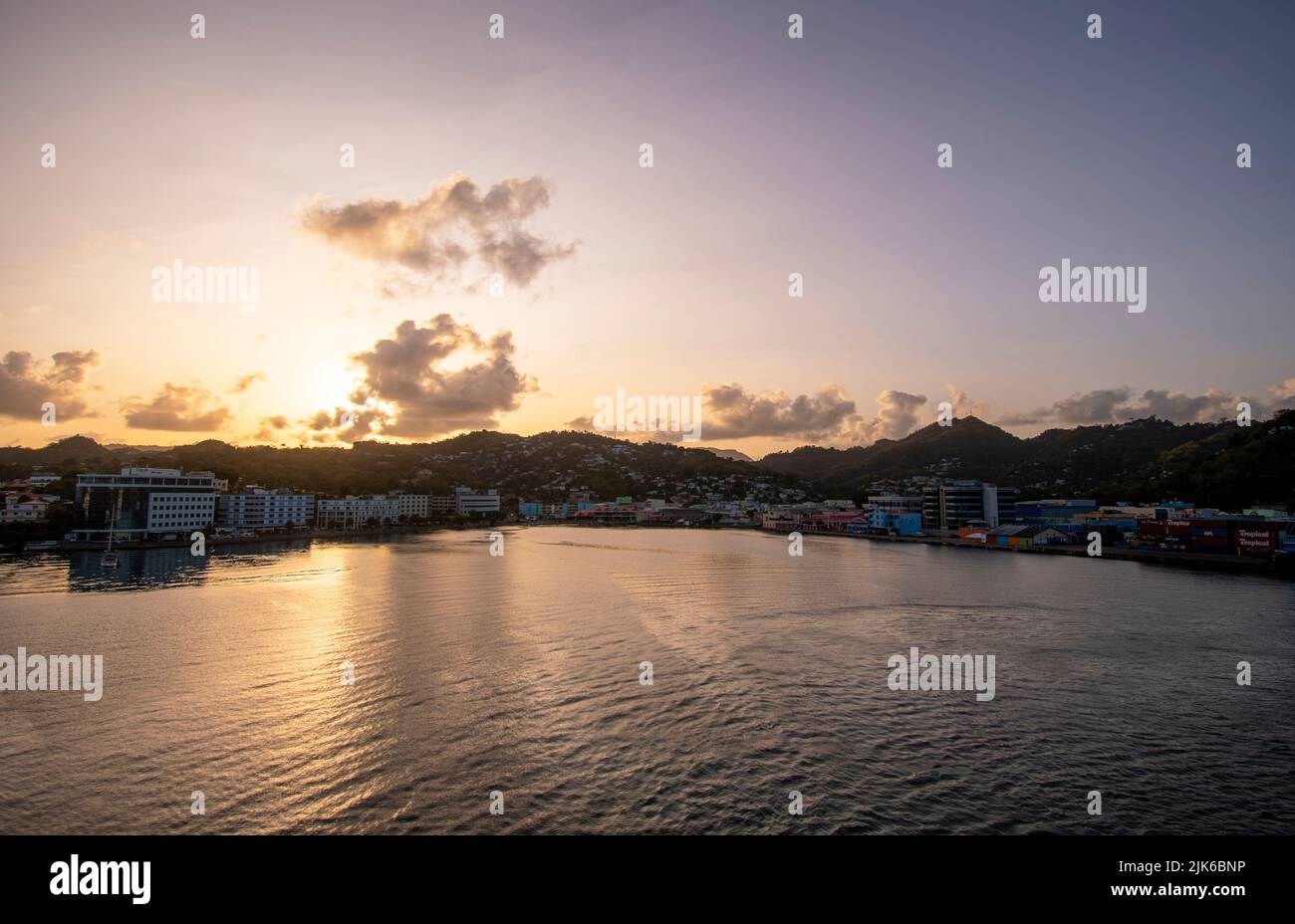 Una vista del puerto mientras sale el sol en Castries Foto de stock