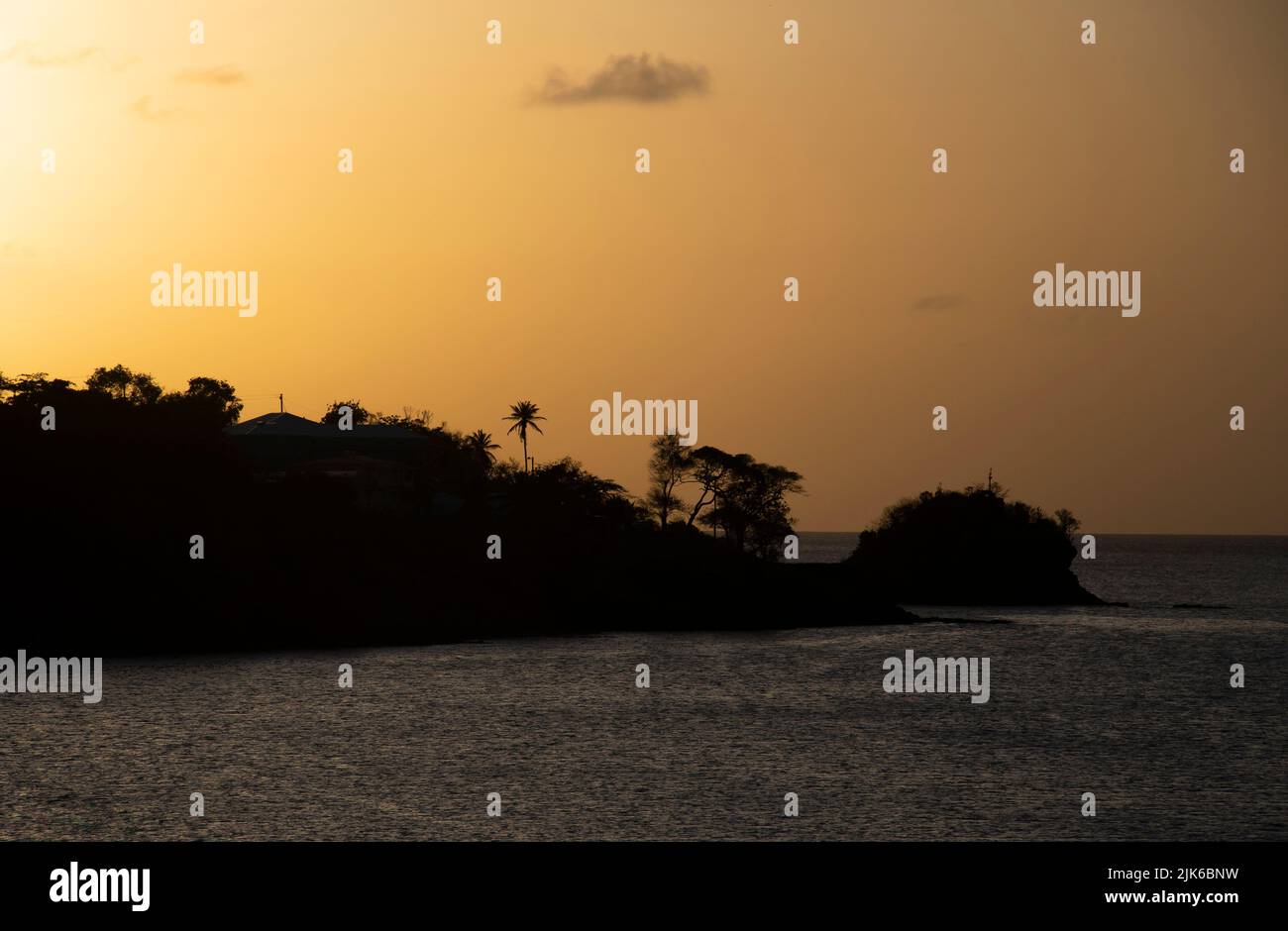 La puesta de sol detrás de la isla de Santa Lucía Foto de stock