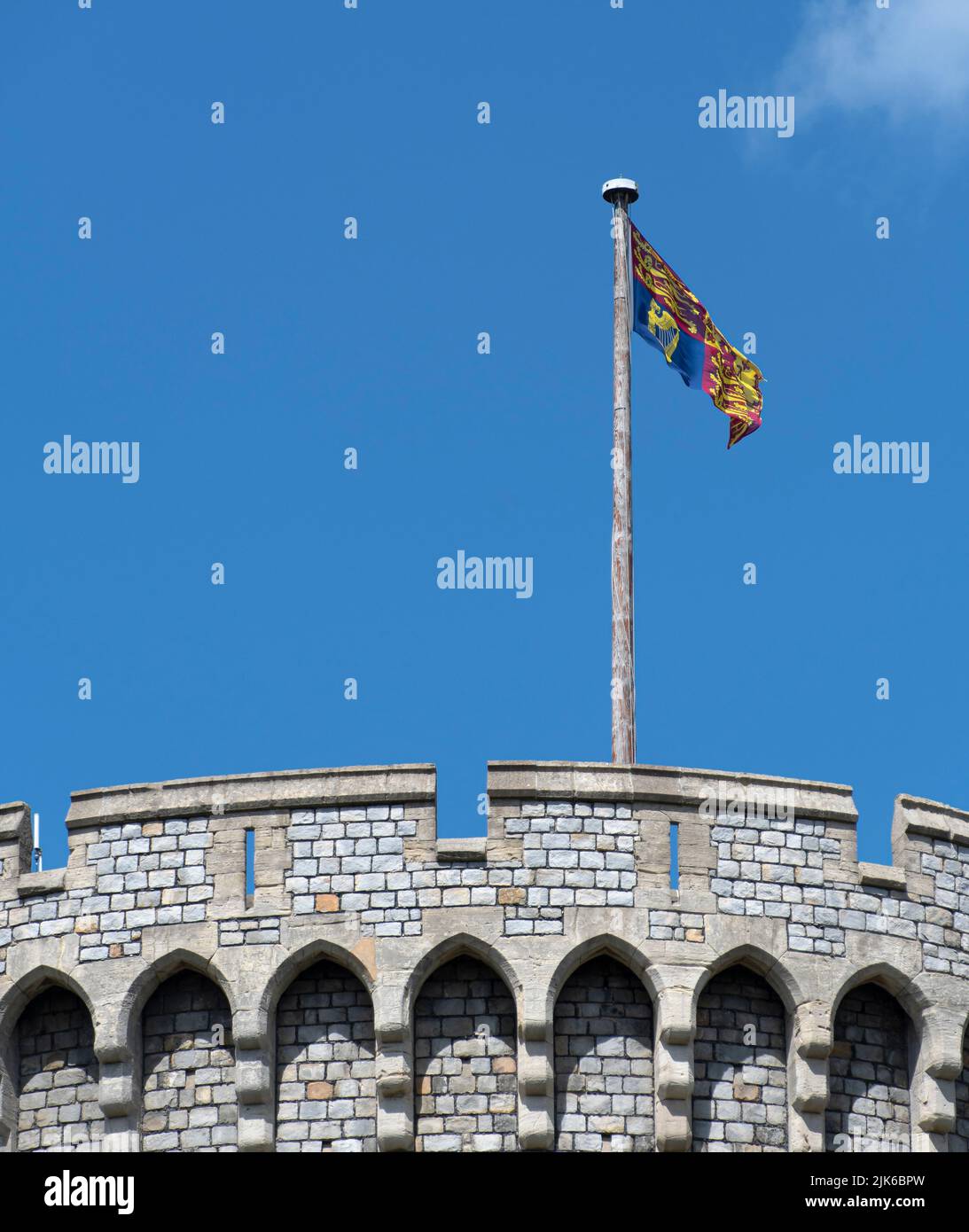 El Royal Standard volando sobre la torre Round del Castillo de Windsor desde Castle Hill Foto de stock