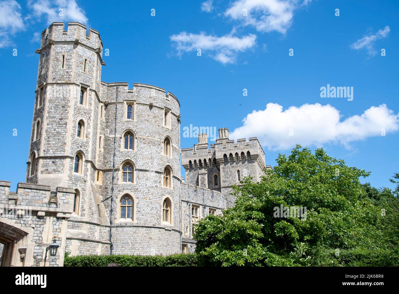 Las paredes del barrio inferior del castillo de Windsor desde la colina del castillo Foto de stock