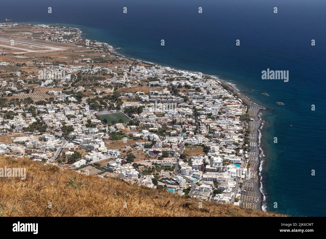 Vista de Kamari desde Mesa Vouno Antiguo Sitio Arqueológico Thera, Santorini, islas Cícladas, Grecia, Europa Foto de stock
