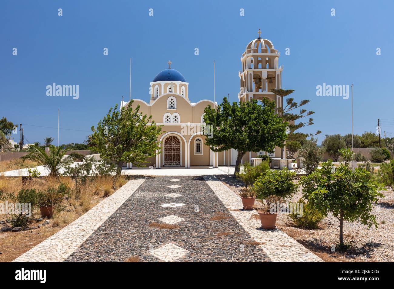 Iglesia Ortodoxa de Agios Nektarios en Kamari, Santorini, islas Cícladas, Grecia, Europa Foto de stock