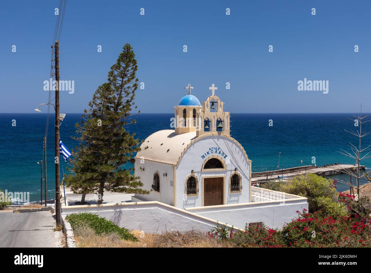 La iglesia de Agios Nikolaos cerca del puerto de Monolithos con el mar Egeo en el fondo, Santorini, islas Cícladas, Grecia, Europa Foto de stock