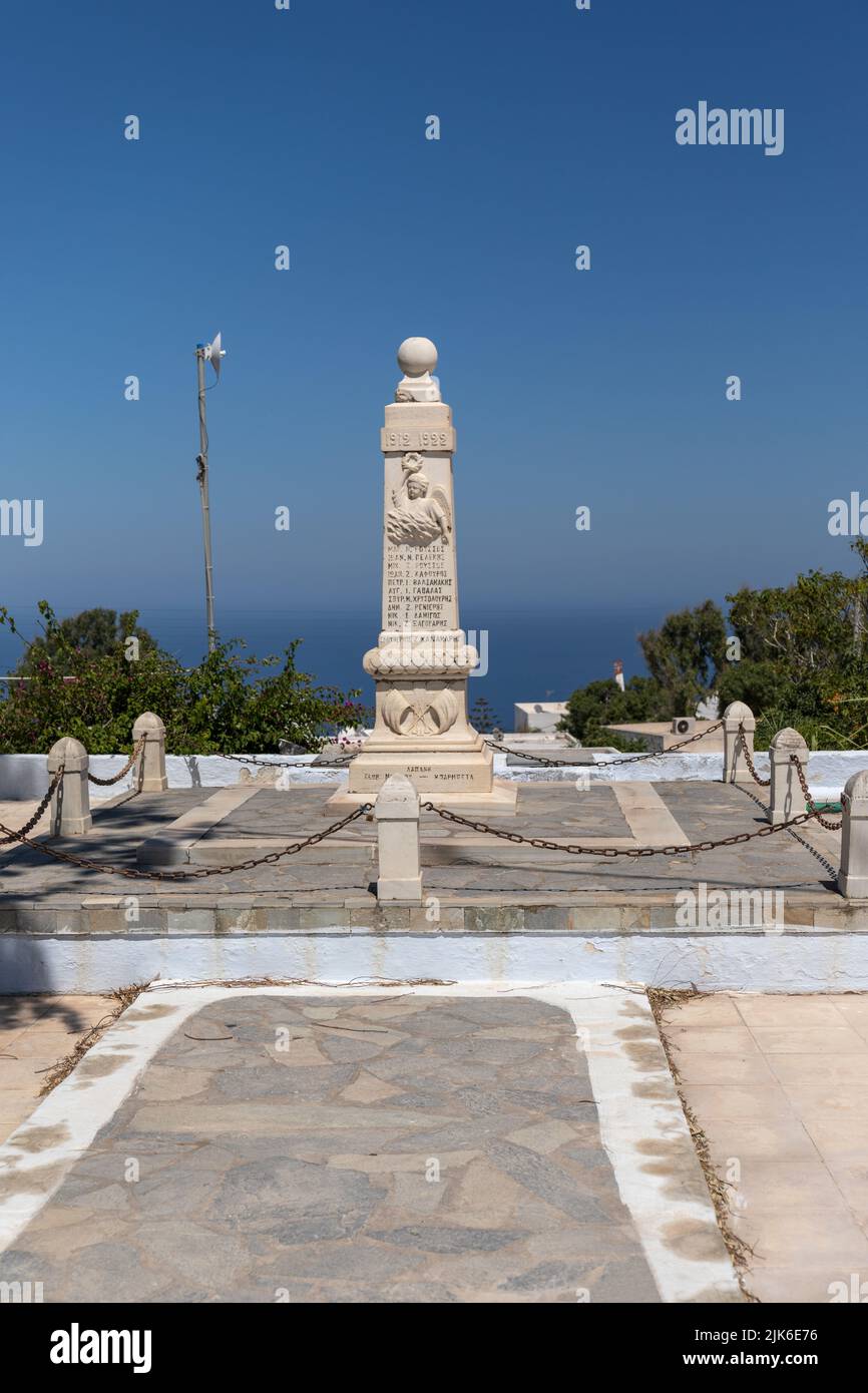 Un monumento dedicado a los muertos en guerras de 1912 a 1922 en el centro de Imerovigli, Santorini, islas Cícladas, Grecia, Europa Foto de stock