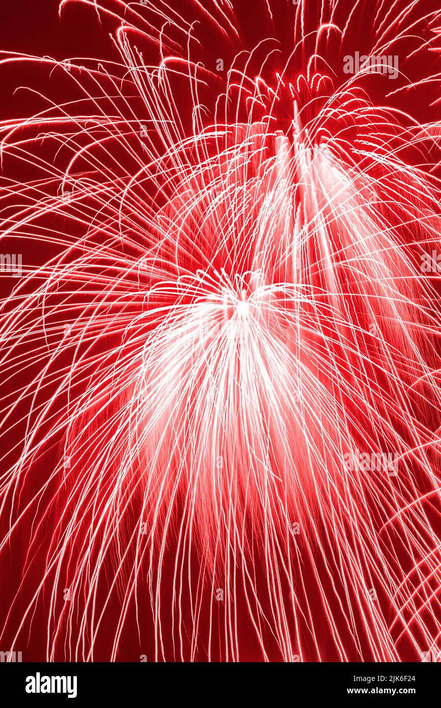 primer plano de los fuegos artificiales de vacaciones rojas en el cielo nocturno Foto de stock