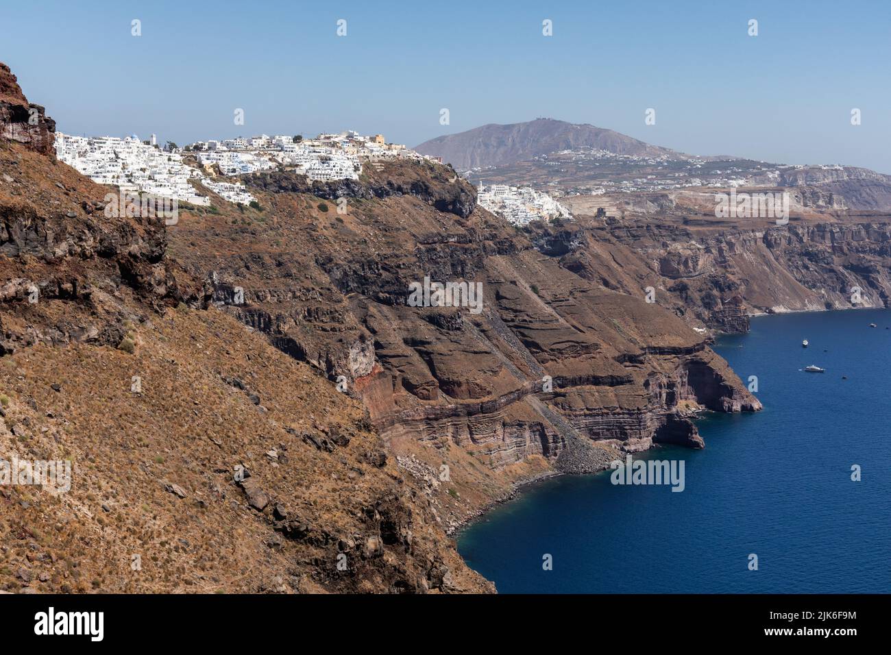 Vista desde Skaros Rock del paisaje volcánico de la caldera, la ciudad de Fira y el mar Egeo, Imerovigli, Santorini, Grecia, Europa Foto de stock