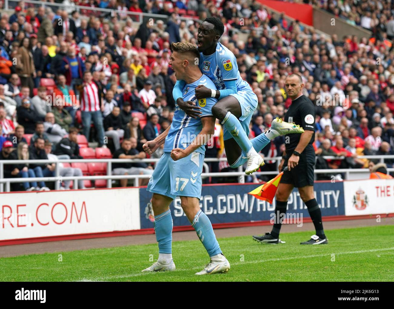 Viktor Gyokeres, de Coventry City, celebra el primer gol de su equipo durante el partido del Campeonato Sky Bet en el Stadium of Light, Sunderland. Fecha de la foto: Domingo 31 de julio de 2022. Foto de stock