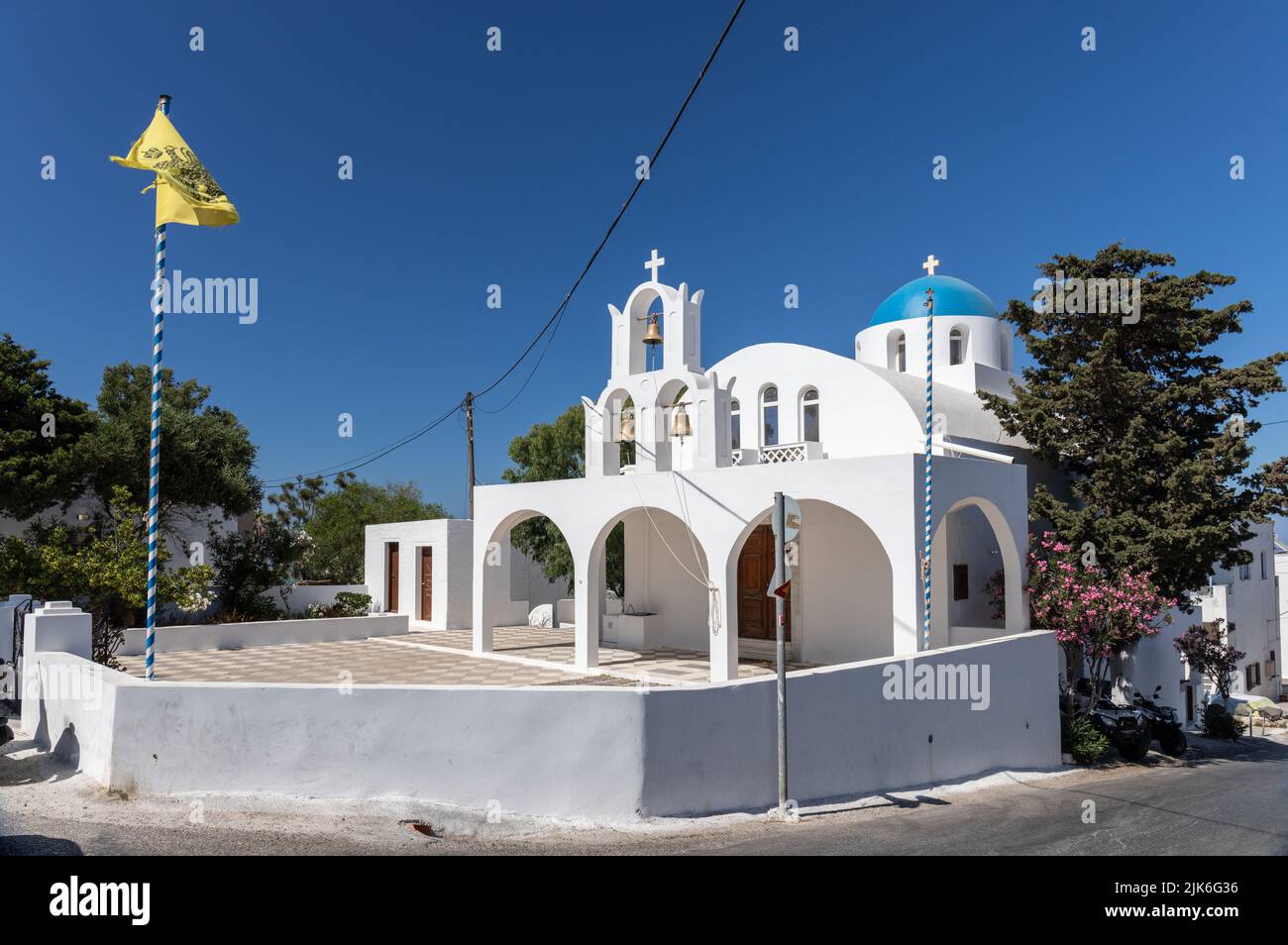Iglesia de la Resurrección del Señor. Una iglesia ortodoxa griega con una cúpula azul y campanario con 3 campanas, pueblo Imerovigli, Thira, Santorini Foto de stock